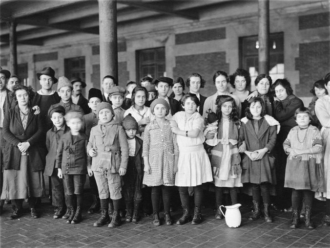 Immigrant-children-ellis-island